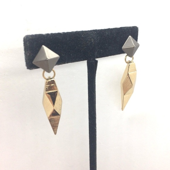 3/$30 NWT ACCESSORY CONCIERGE PYRAMID EARRING DANGLE GOLD TONE GEOMETRIC - Picture 10 of 11